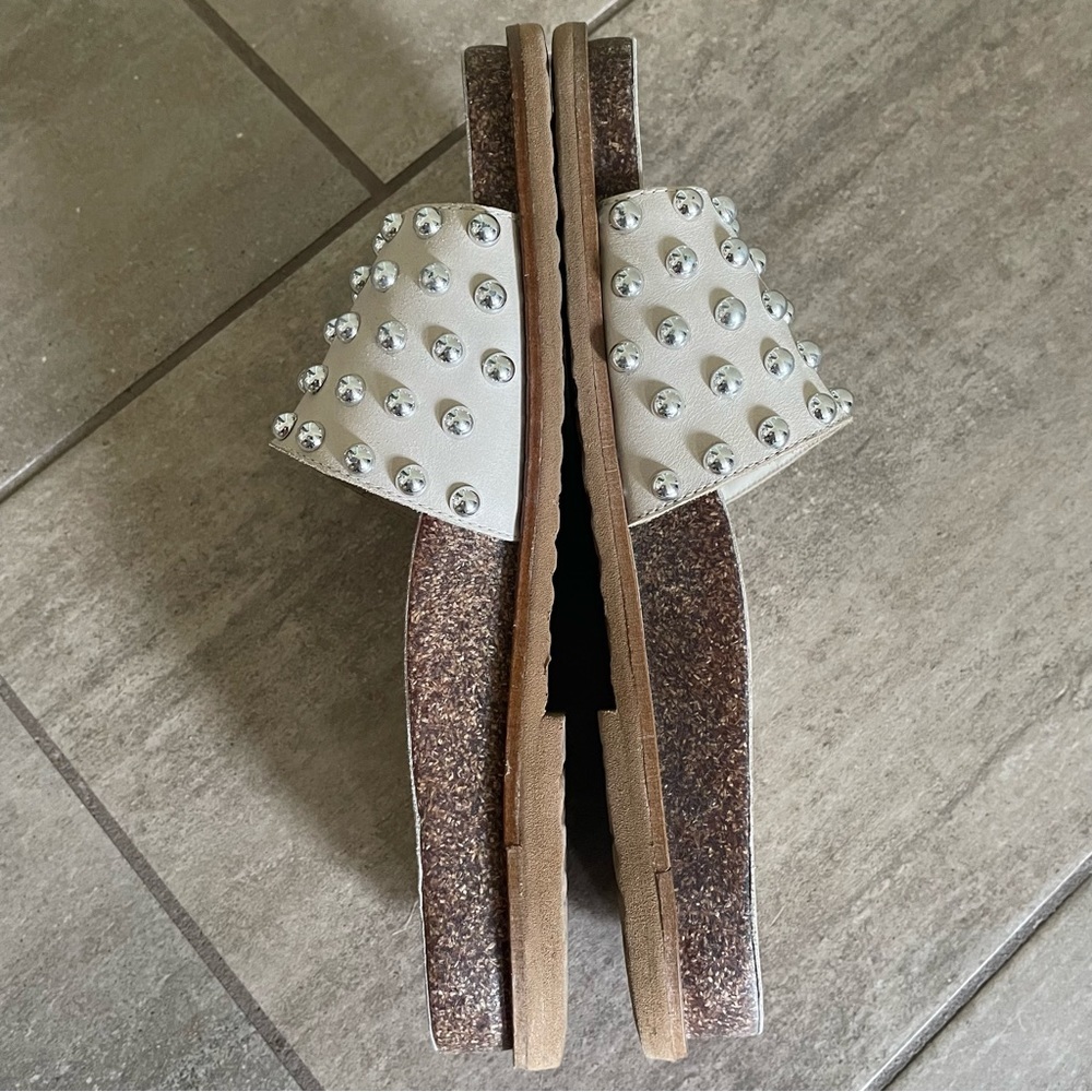 Vince Camuto Rare Beige Leather Kortlen Silver Studded Slide Sandal Size 7.5 - Picture 2 of 5
